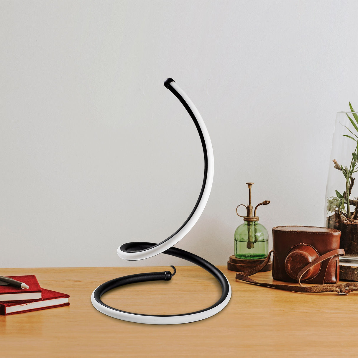 Lampe de table noire en métal Nightstrike