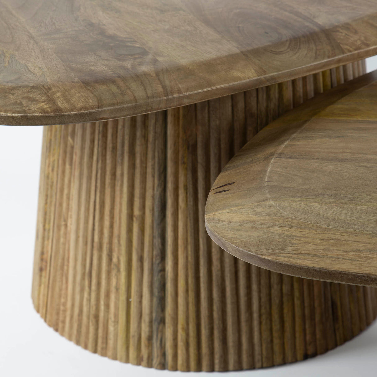 Ensemble de 2 tables basses en mango massif en forme de triangle Mango Cove