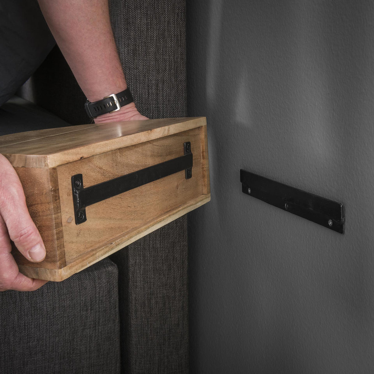 Table de nuit flottante Noa en bois d'acacia demi-rond