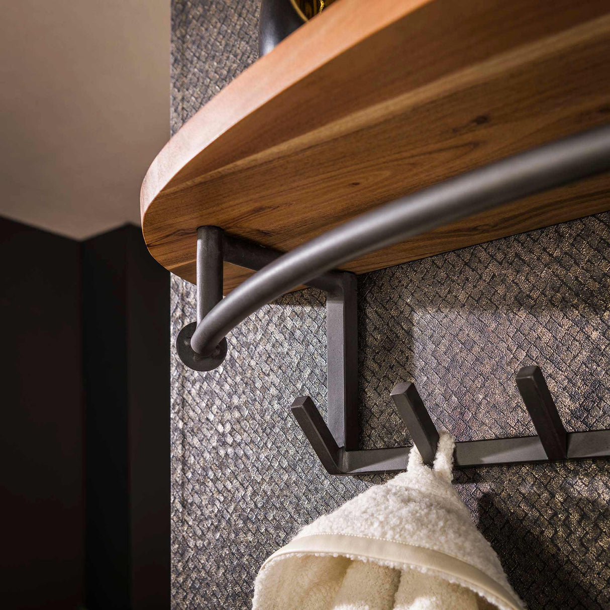 Wandkapstok 8-Haaks River Acaciahout - Met Hoedenplank