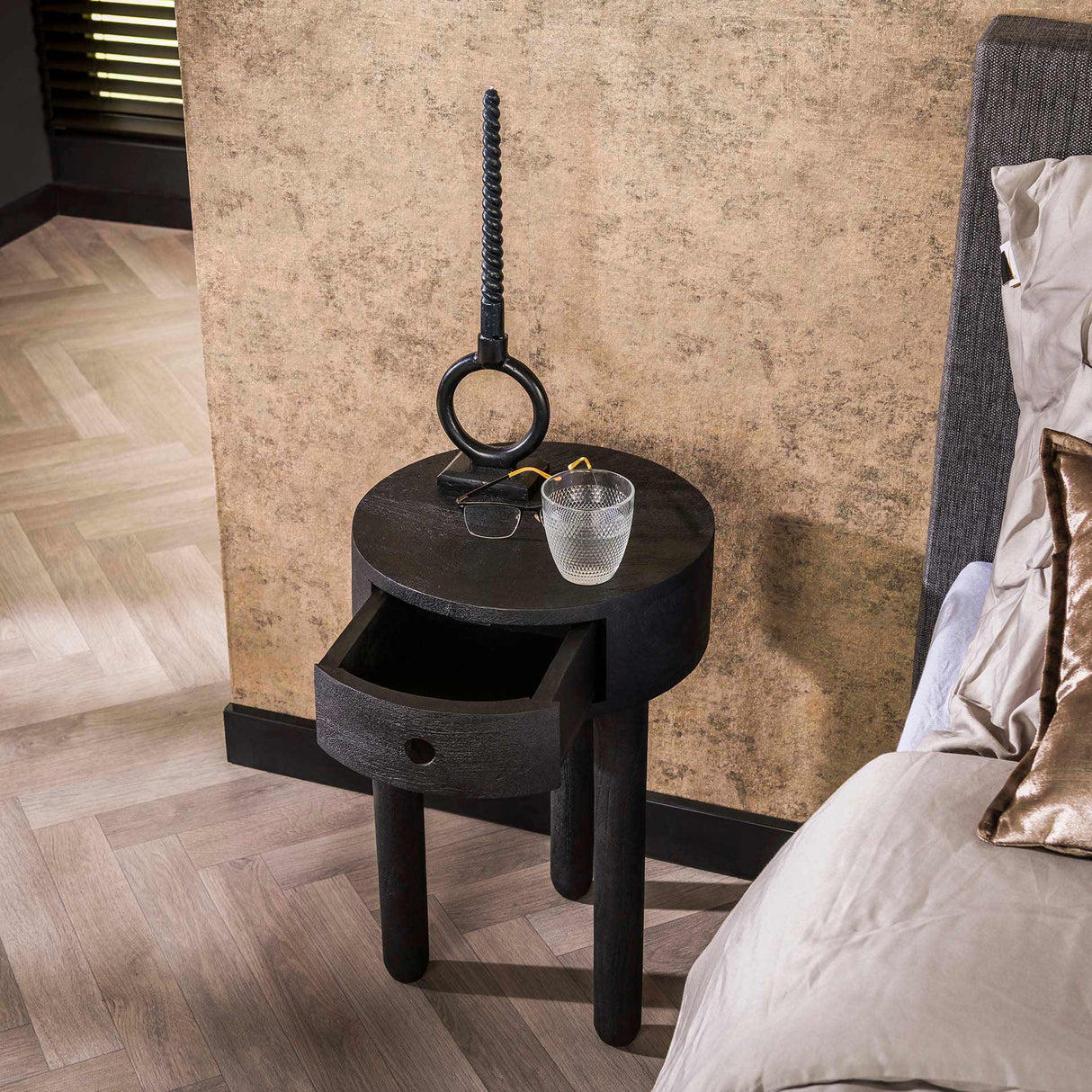 Table de nuit ronde Davey en bois d'acacia noir avec 1 tiroir