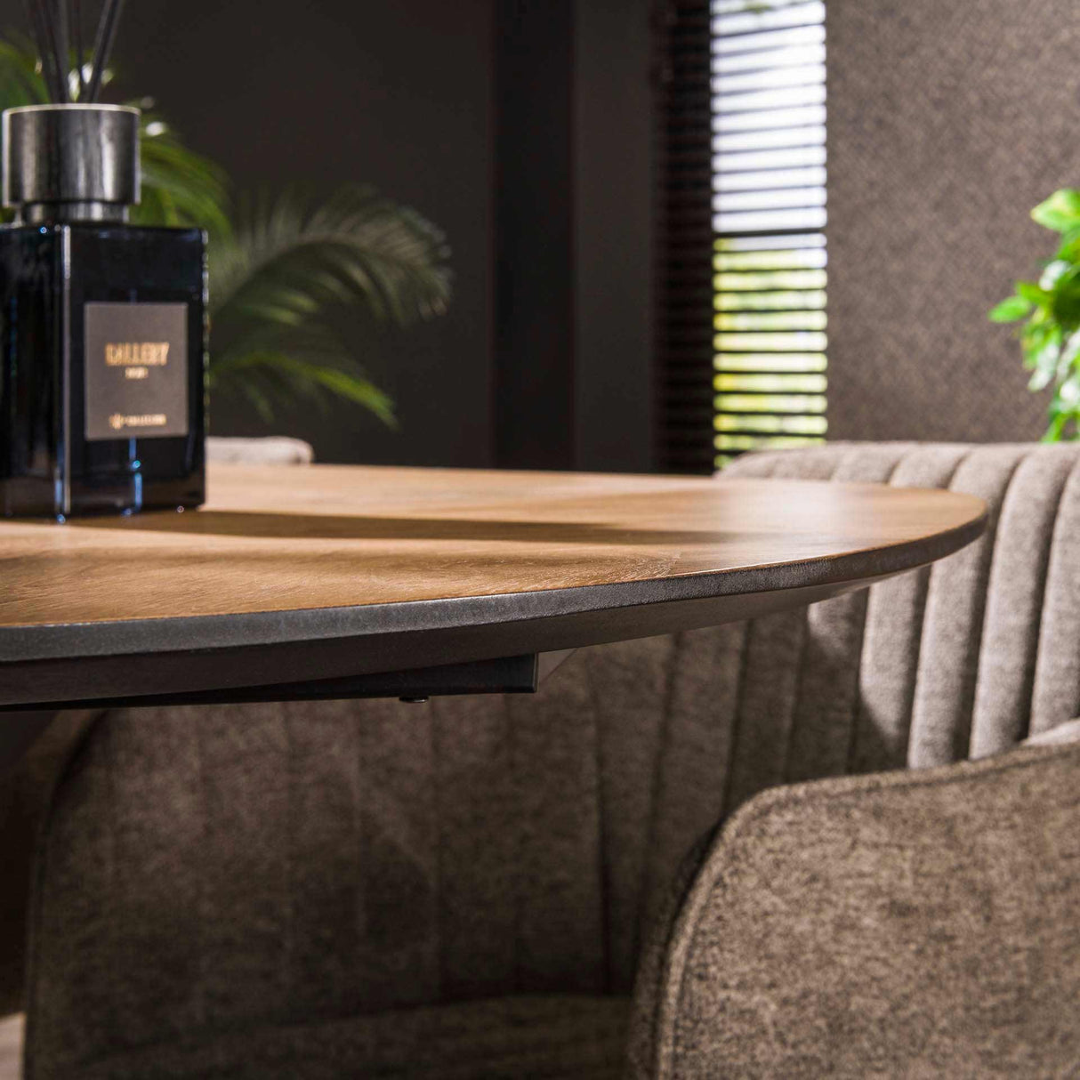 Table à manger organique Annemé en chevrons 180 x 95 cm