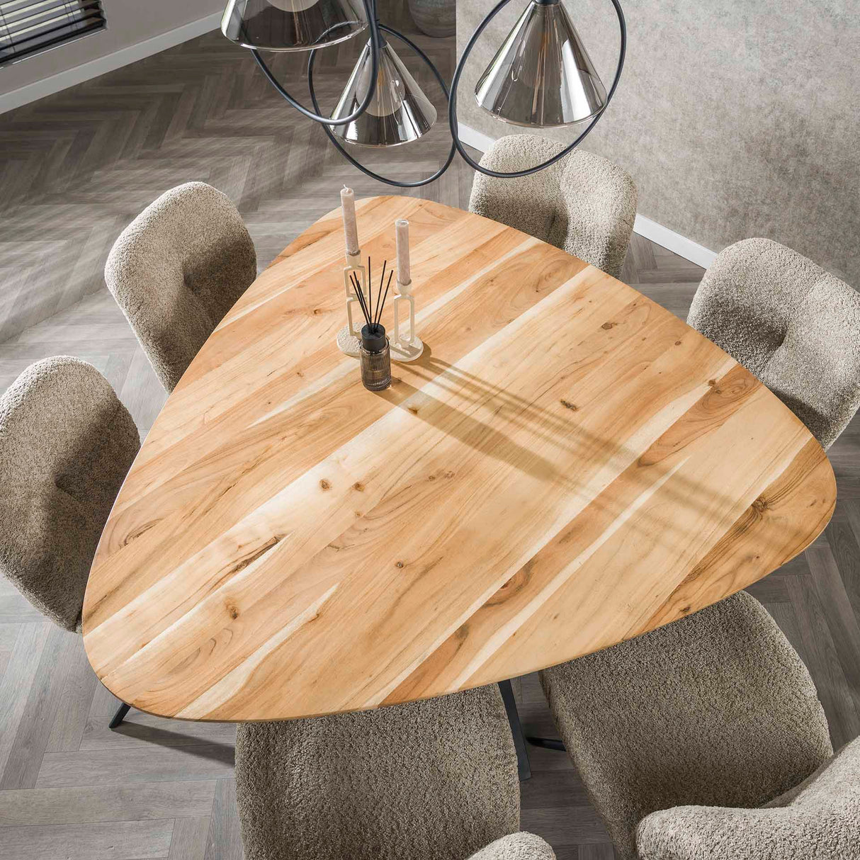 Table à manger triangulaire en bois massif d'acacia 135 cm