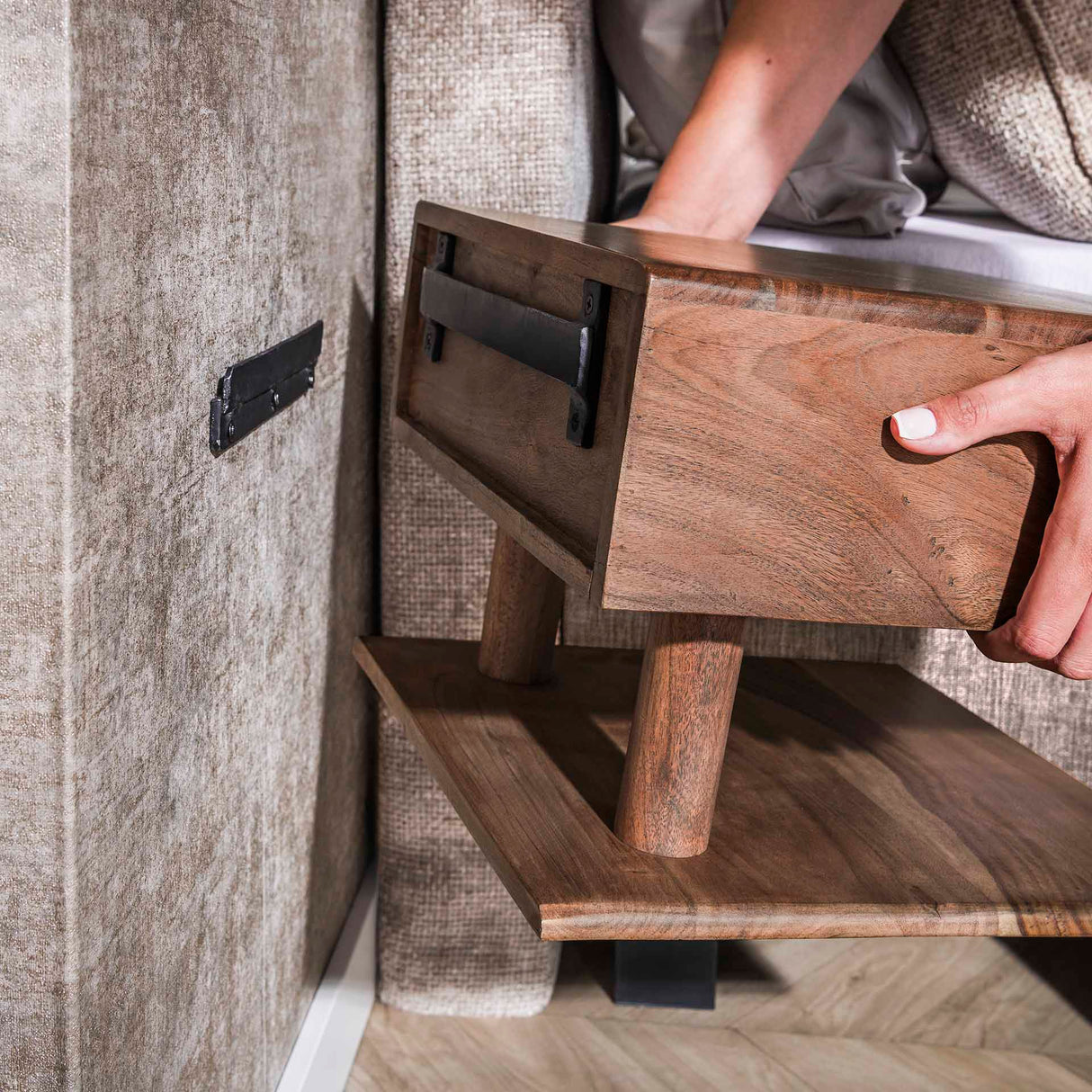 Table de nuit flottant Acacia Drift Brown – 1 tiroir 35 cm