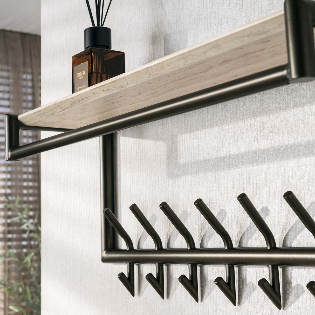 Portemanteau Aria barre de suspension et tablette à chapeaux, 2x7 crochets, mélamine travertin