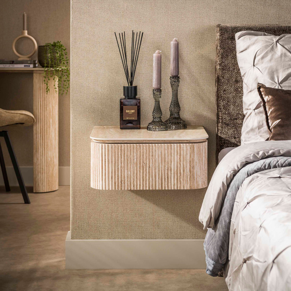 Table de chevet flottante avec 1 tiroir Jimi en céramique beige travertin