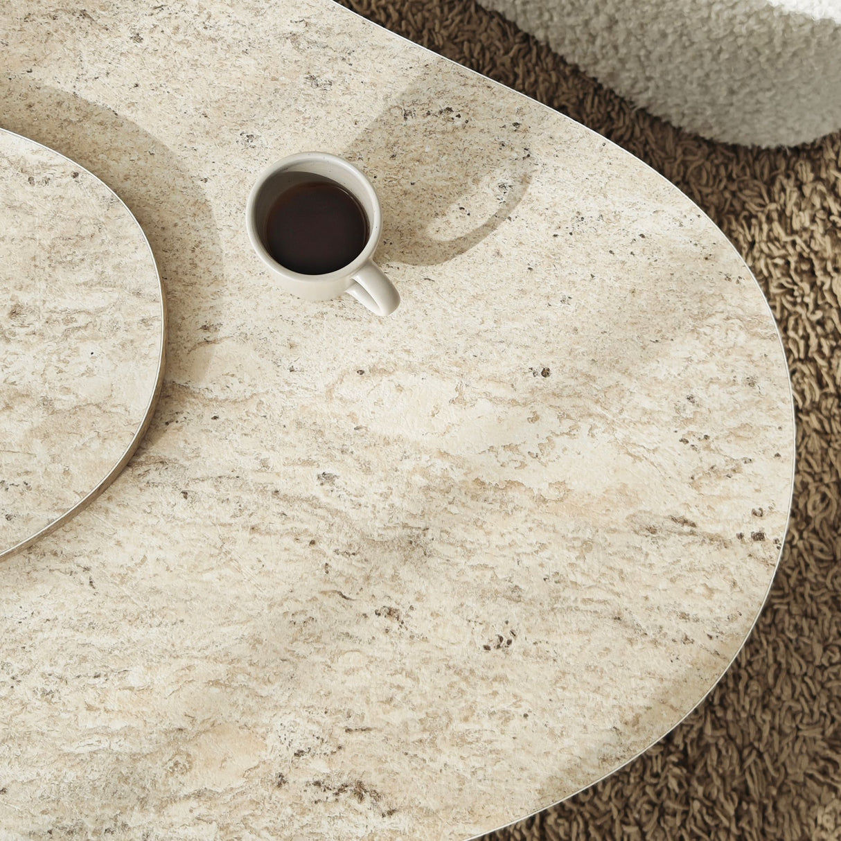 Table basse organique en travertin look marbre Melta - 105x65 cm