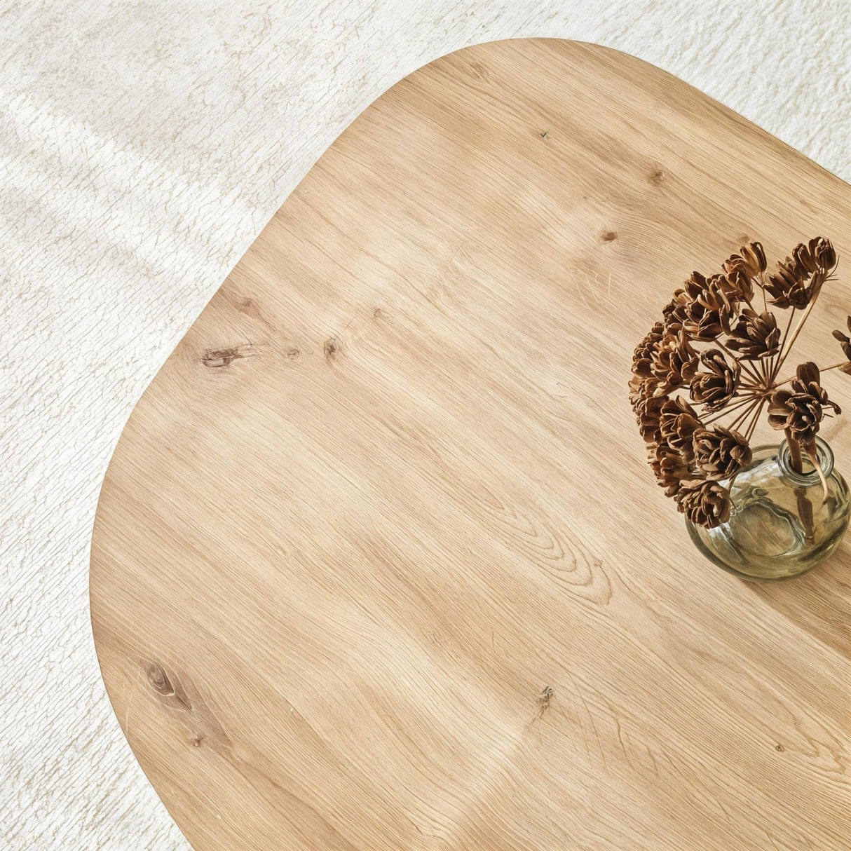 Table basse Rock en chêne saphir aspect ovale. Bois composite mélaminé