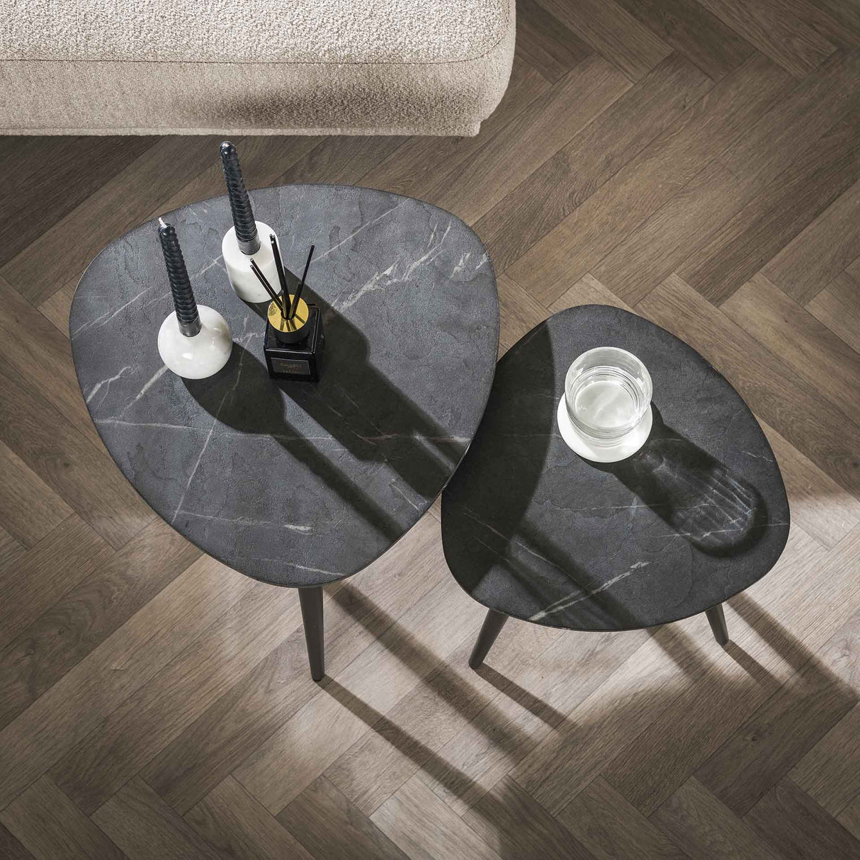 Ensemble de 2 tables basses triangulaires Conner aspect céramique gris