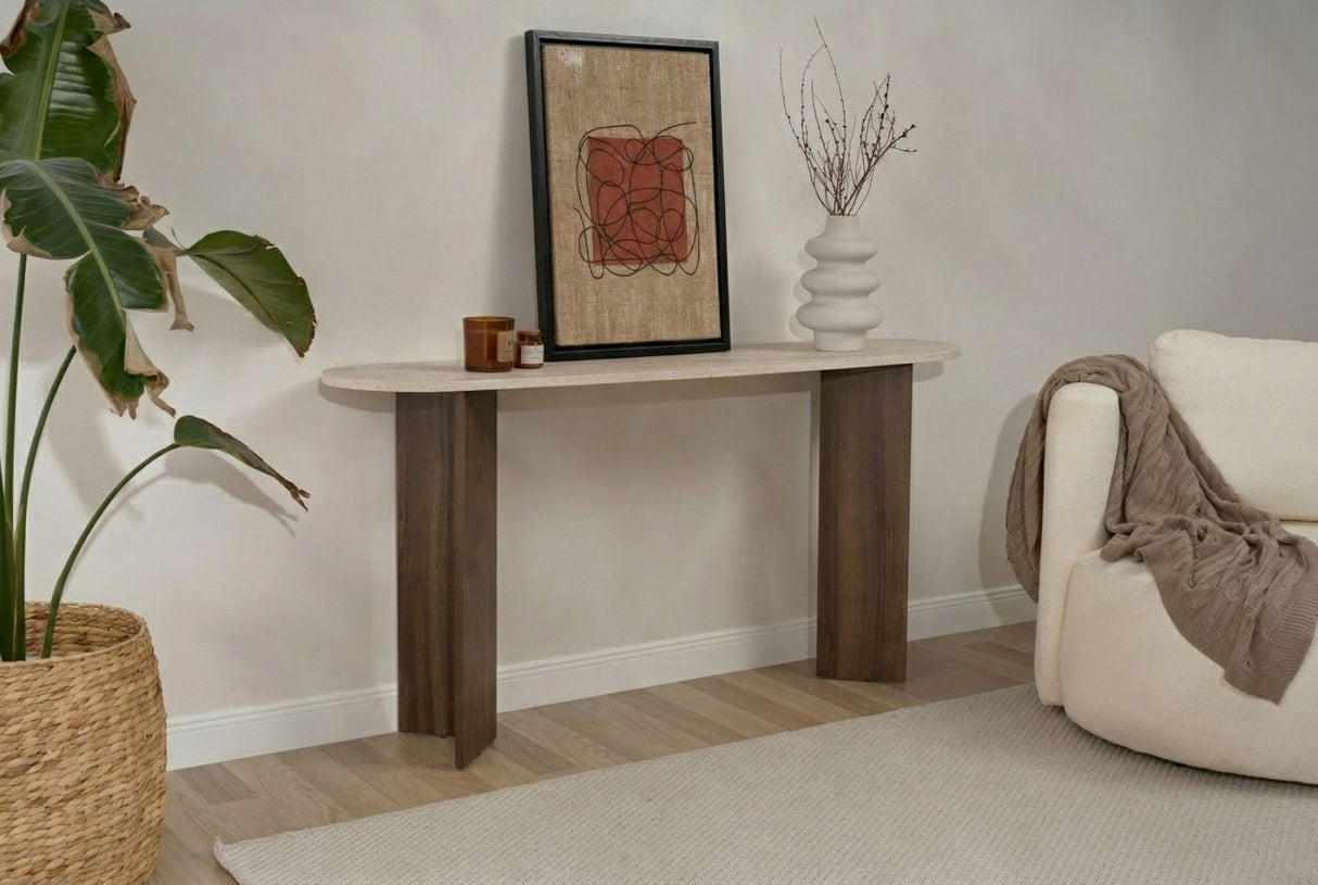 Table d'appoint ovale moderne avec plateau aspect travertin et base en mélamine noyer. Design minimaliste élégant.