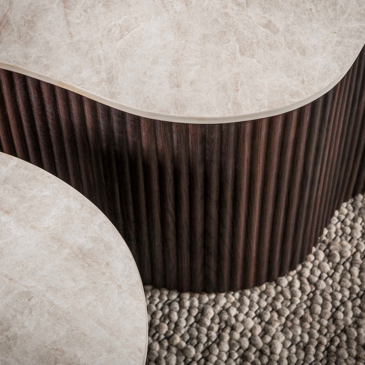 Ensemble de 2 tables basses biologiques Cruz Grand avec plateaux en céramique Taj Mahal et base nervurée marron foncé.