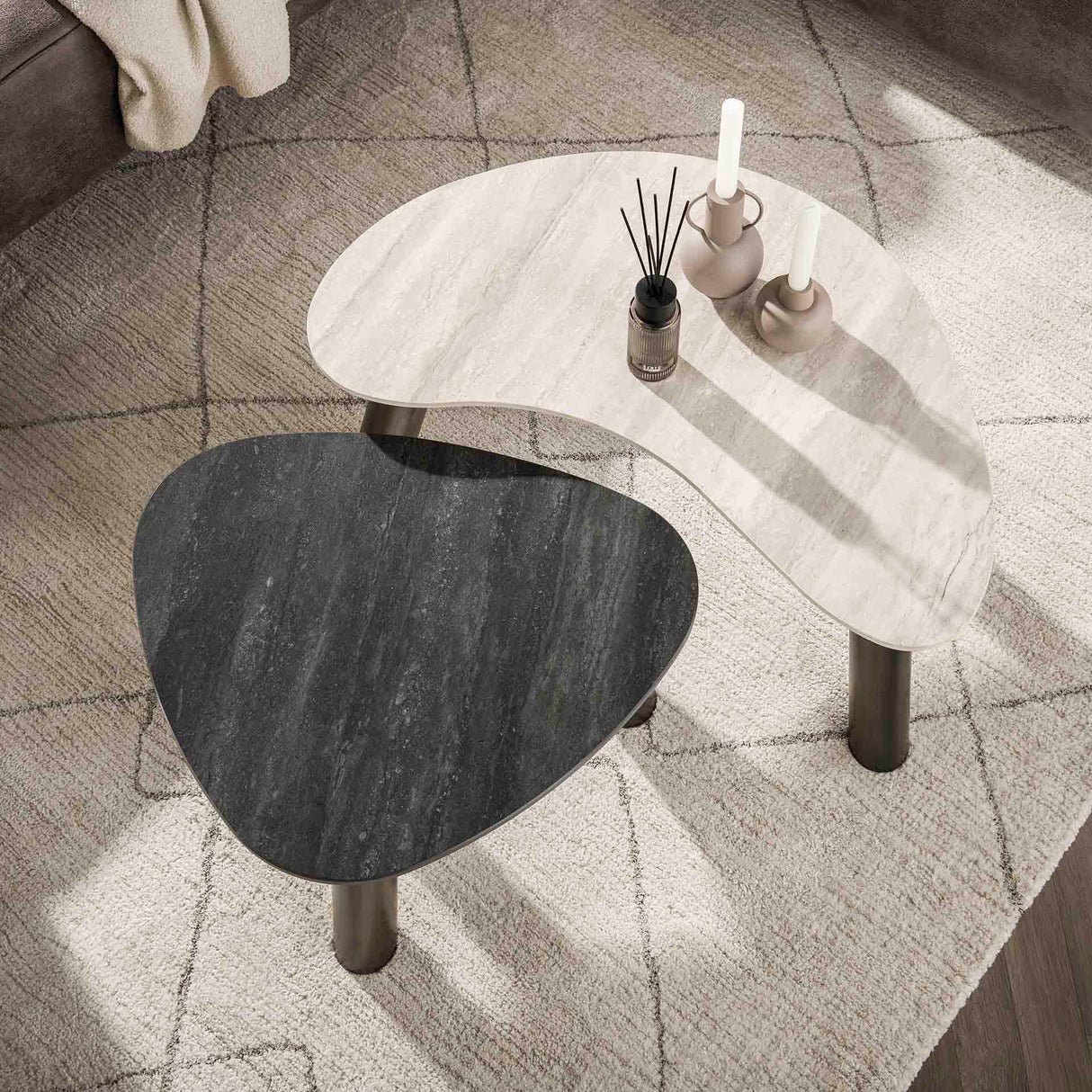 Ensemble de tables basses Dune en céramique organique, travertin, lot de 2