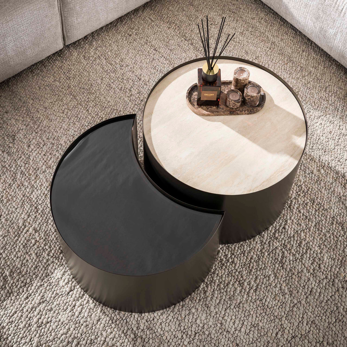Set de 2 tables basses Moony – structure métal & céramique aspect travertin et verre