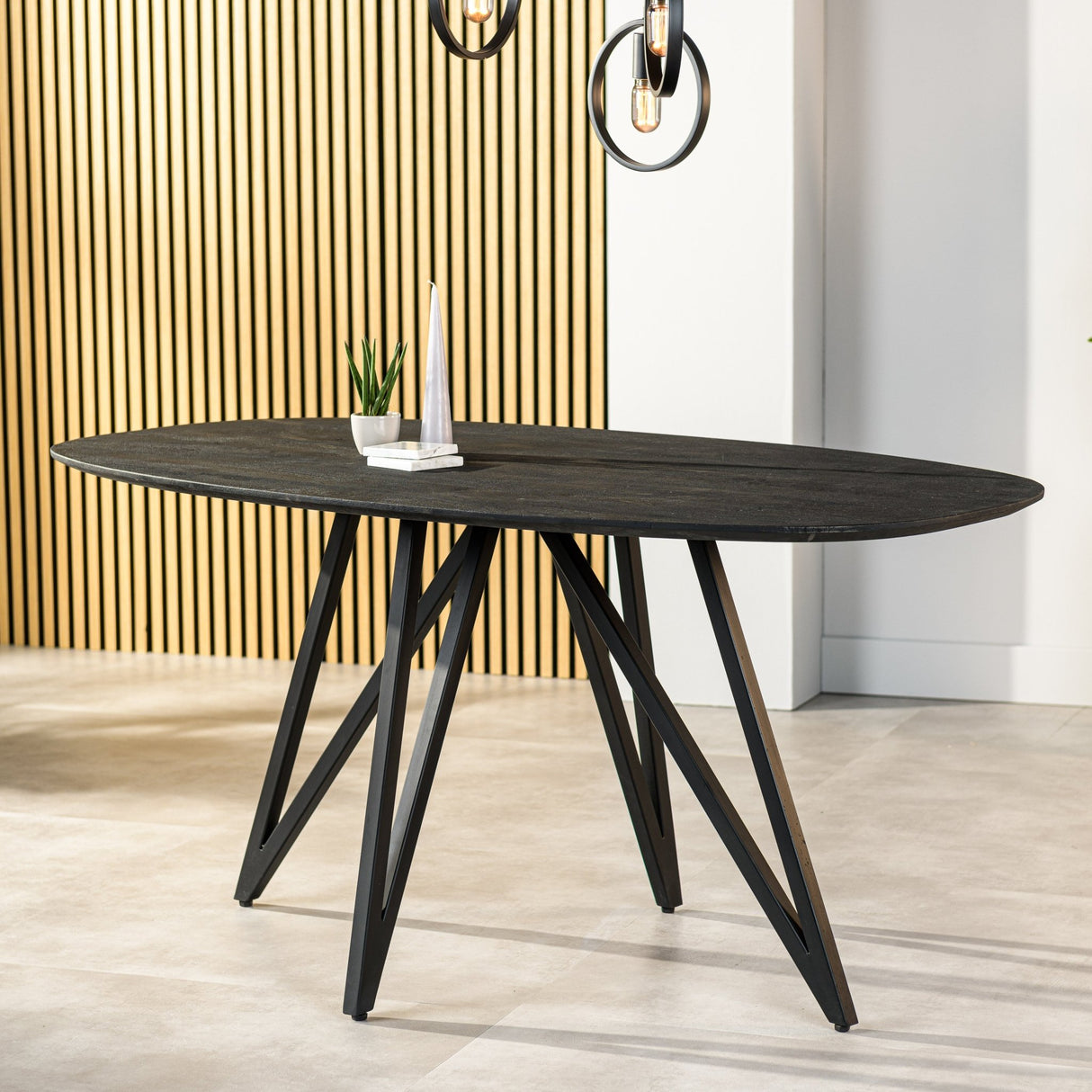 Table à manger Arlo en bois d'acacia noir danois ovale