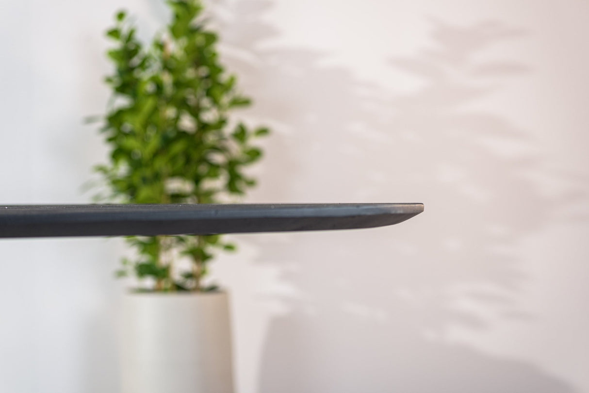 Table à manger Arlo en bois d'acacia noir danois ovale