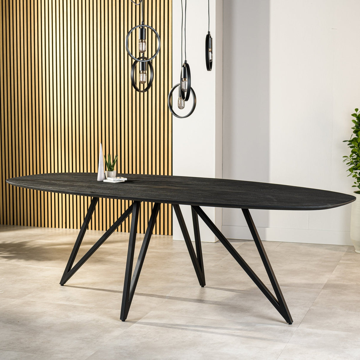 Table à manger Arlo en bois d'acacia noir danois ovale