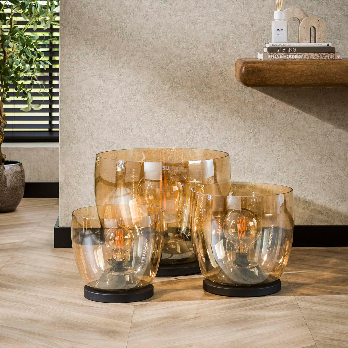 Lampadaire Dain UP XL en verre couleur ambre