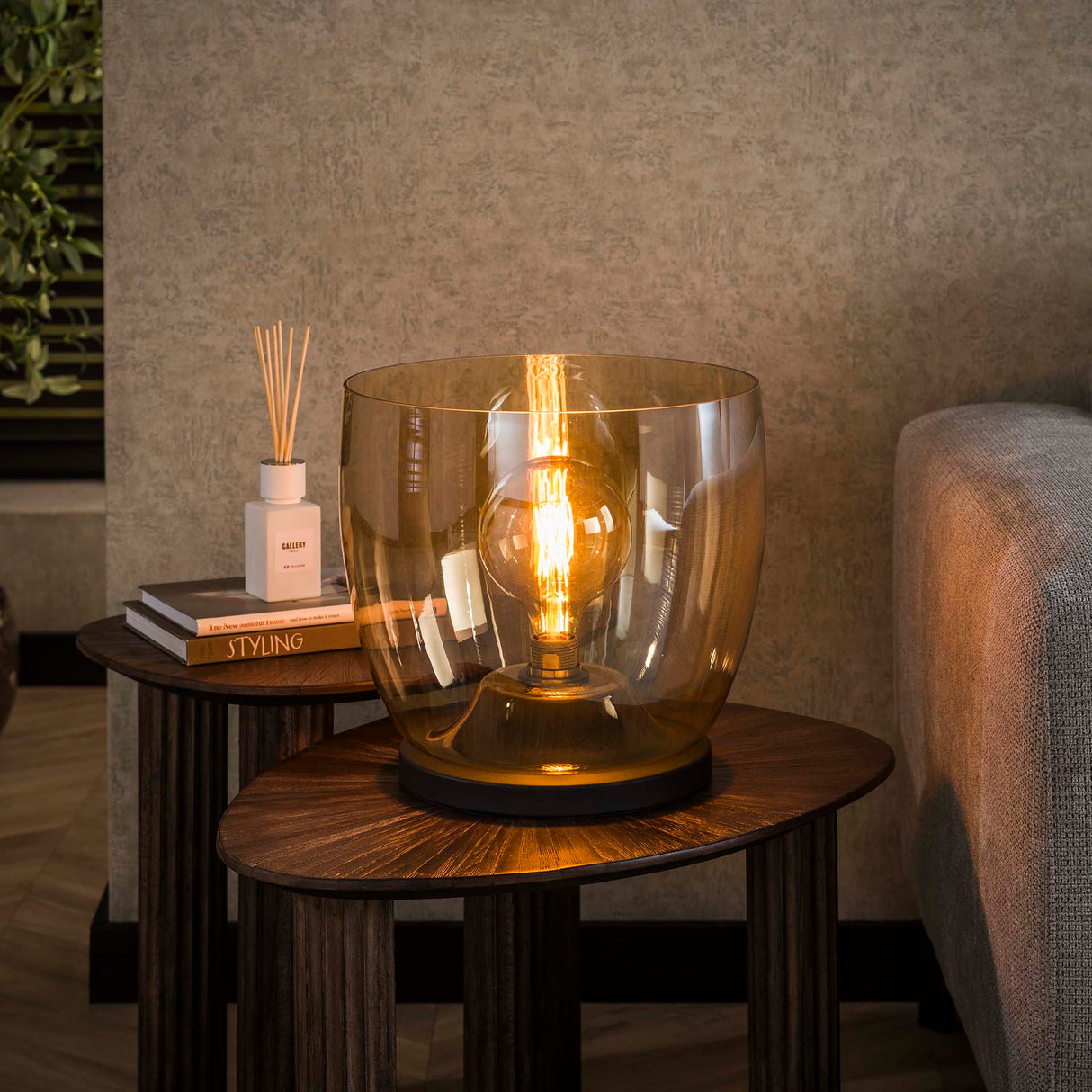 Lampadaire Dain UP XL en verre couleur ambre