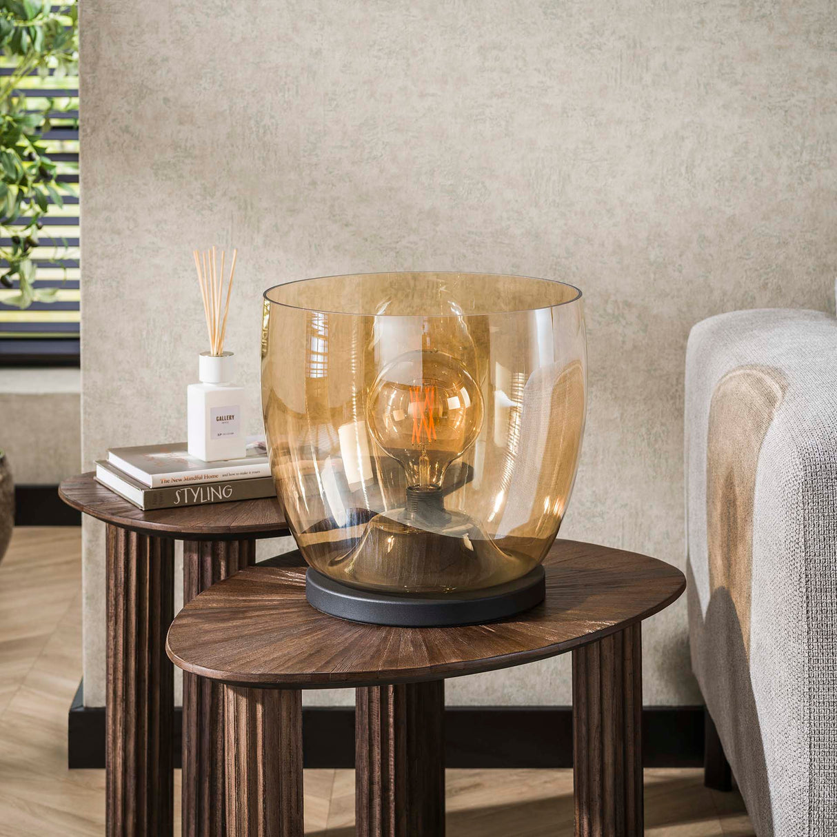 Lampadaire Dain UP XL en verre couleur ambre
