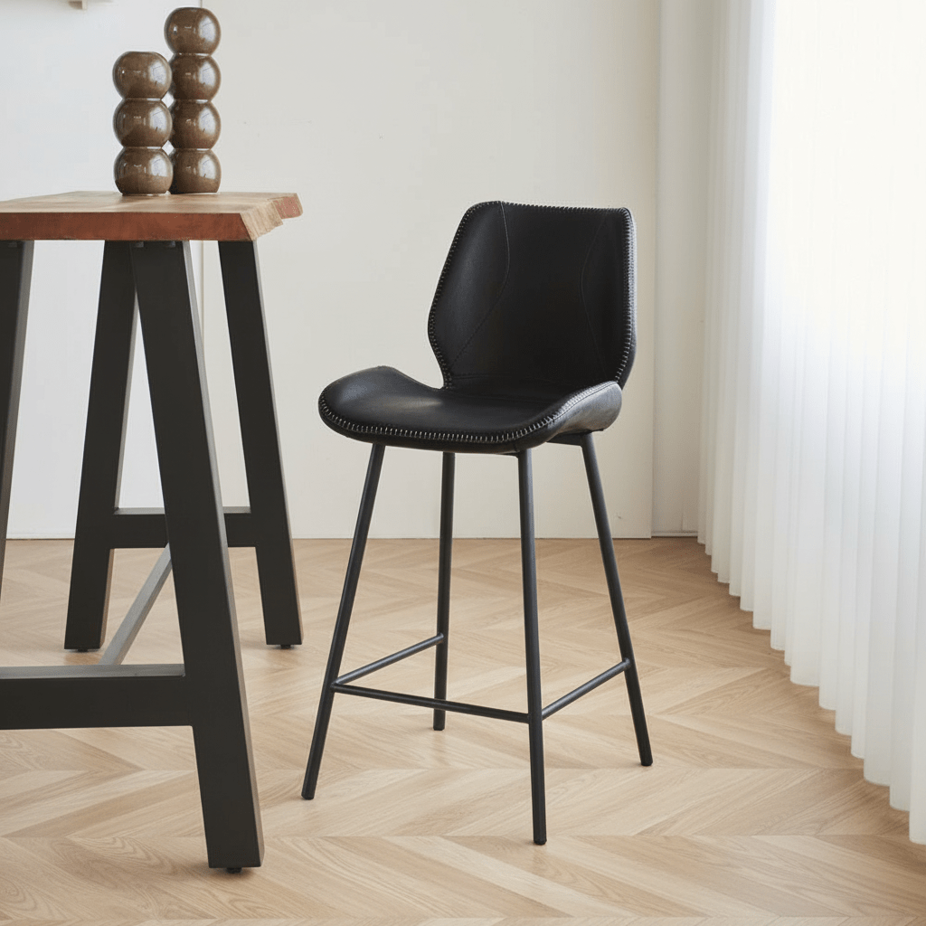 Beau Industriële Barkruk Zwart Kunstleer – 67 cm Zithoogte - Zonder Armleuningen sfeerfoto in modern interieur