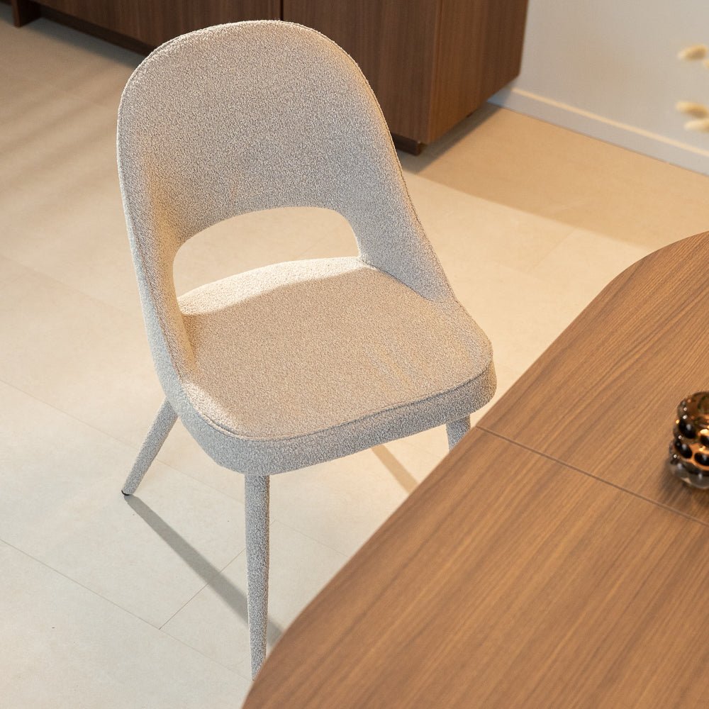 Eetkamerstoelen-Eetkamerstoel zandkleur bouclé Nara - Japandi - volledig gestoffeerd-Dimehouse