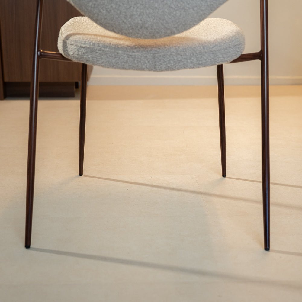 Eetkamerstoelen-Eetkamerstoel bouclé zandkleur Kaito - walnootlook frame - Japandi-Dimehouse