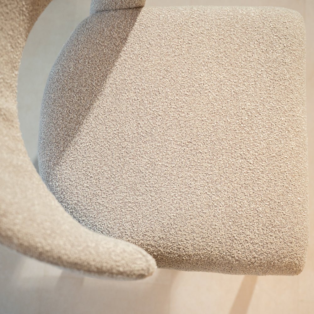 Eetkamerstoelen-Eetkamerstoel zandkleur bouclé Yumi - Japandi - volledig gestoffeerd-Dimehouse