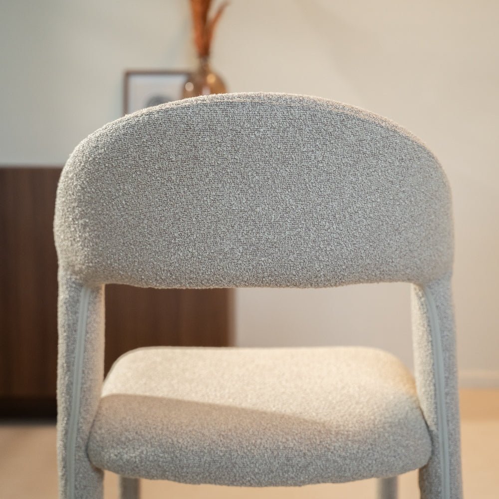 Eetkamerstoelen-Eetkamerstoel zandkleur bouclé Yumi - Japandi - volledig gestoffeerd-Dimehouse