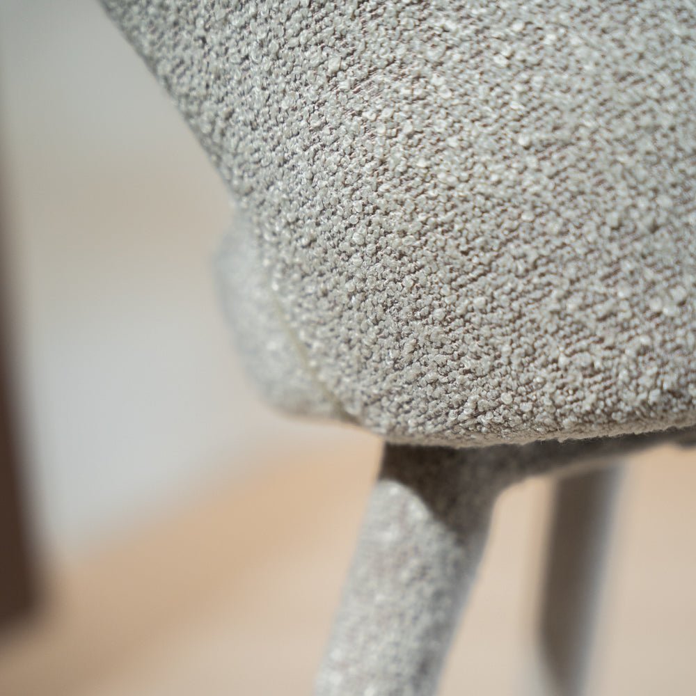 Eetkamerstoelen-Eetkamerstoel zandkleur bouclé Nara - Japandi - volledig gestoffeerd-Dimehouse