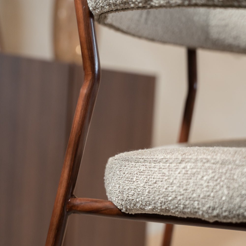 Barkrukken-Barstoel bouclé zandkleur Ryo - walnootlook frame - Japandi-Dimehouse