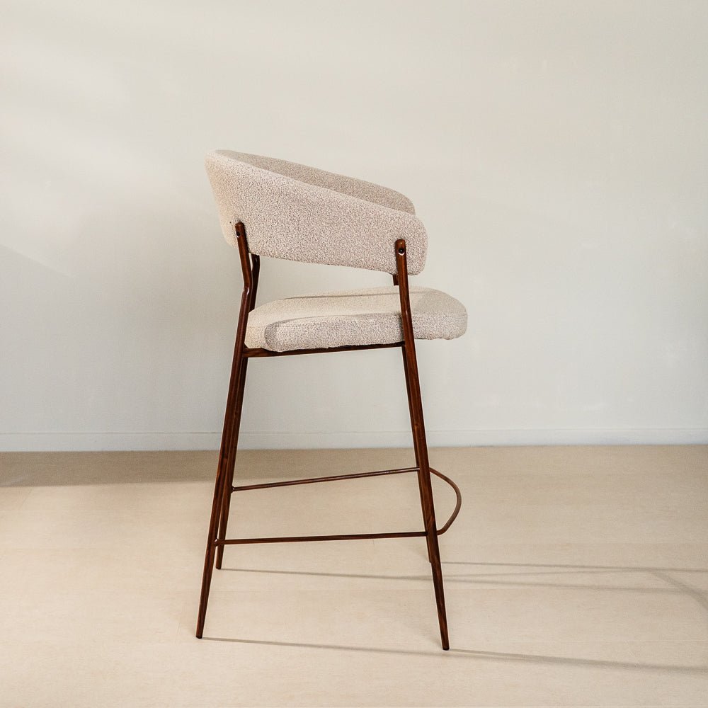 Barkrukken-Barstoel bouclé zandkleur Ryo - walnootlook frame - Japandi-Dimehouse