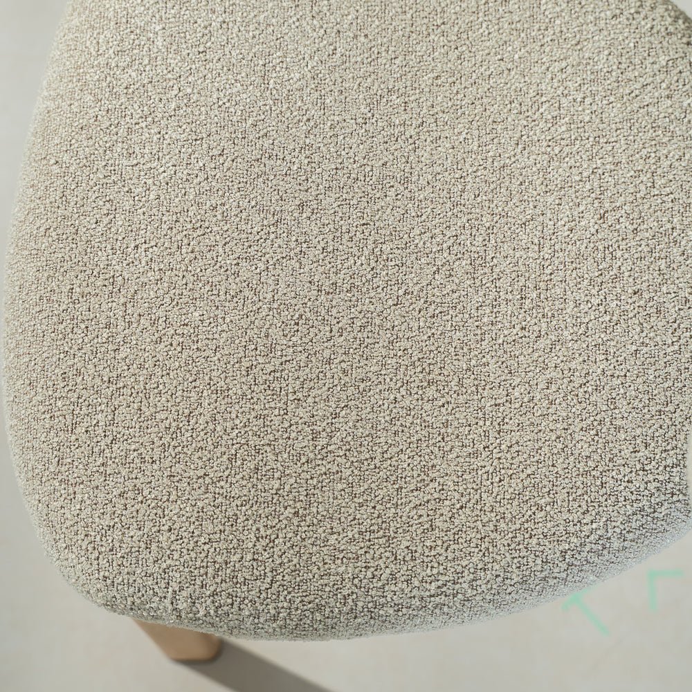 Chaises de salle à manger-Chaise de salle à manger Japandi Miyo Bouclé Couleur Sable - Structure aspect chêne-Dimehouse