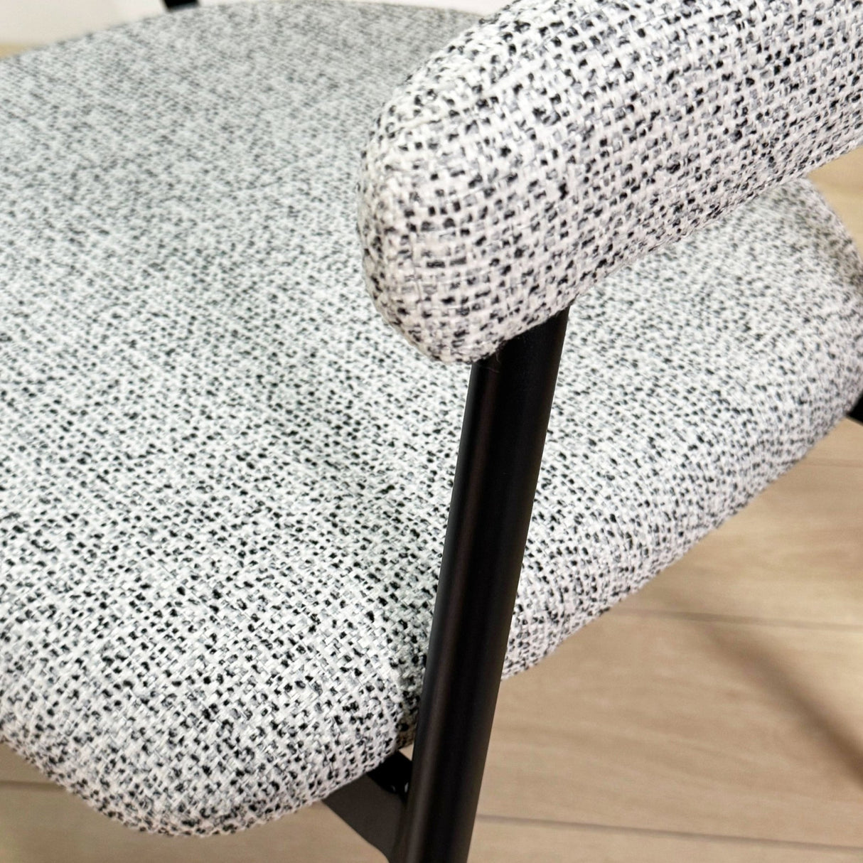 Chaise de salle à manger Bouclé Beige Lisa - Cadre Noir