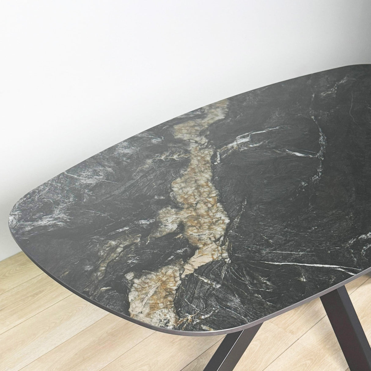 Table à manger Dolore 180x90 cm Danois Ovale Effet Marbre Noir