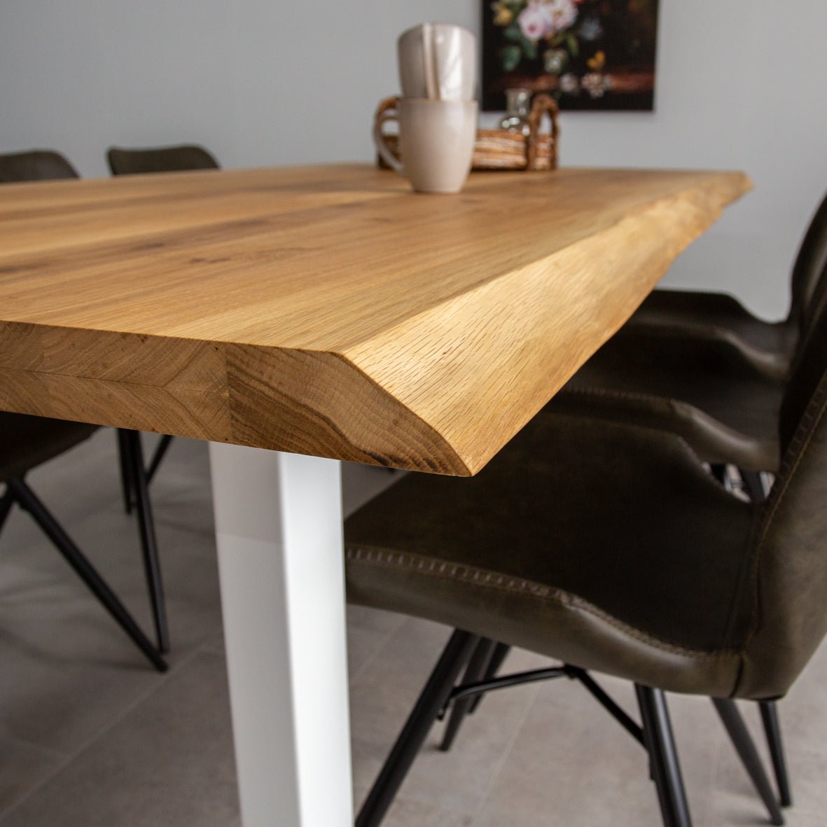 Table à manger Revi en chêne - Forme de tronc d'arbre - Pied en U blanc