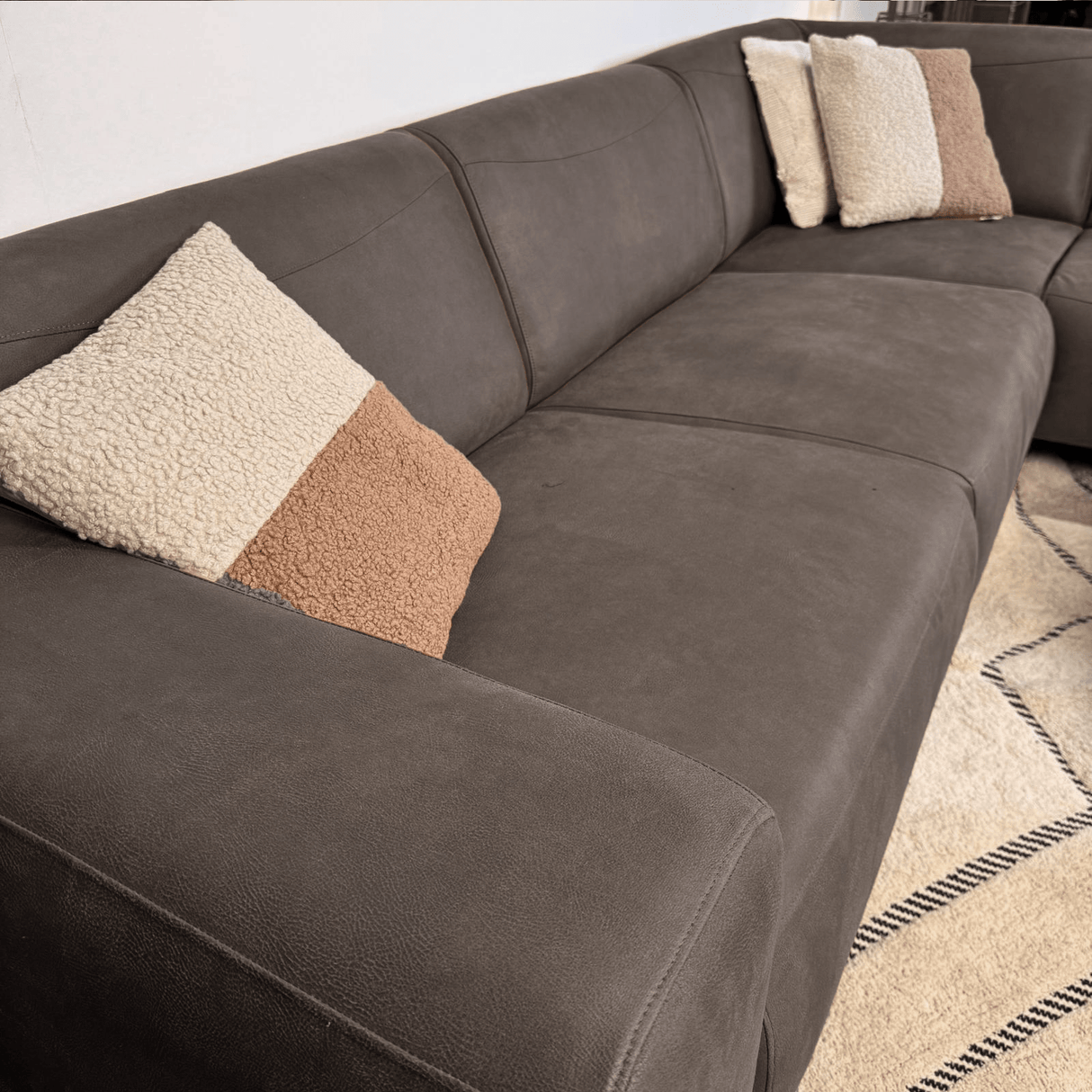 Canapé d'angle anthracite robuste en cuir écologique Barin - droit