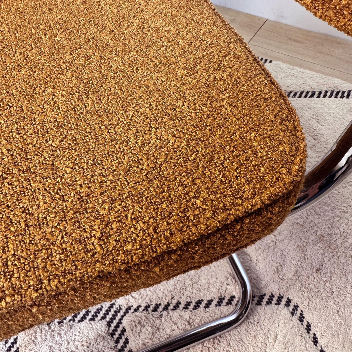 Chaise de salle à manger moderne en tissu bouclé cuivre Sway - cadre en chrome - sans accoudoirs