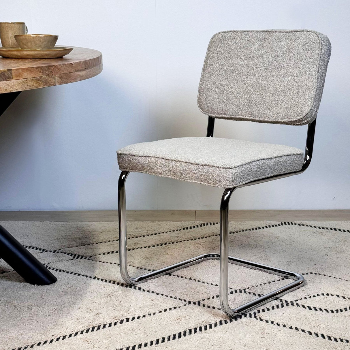 Moderne Eetkamerstoel Zandkleur Bouclé Stof Sway - Chrome Frame - Zonder Armleuningen