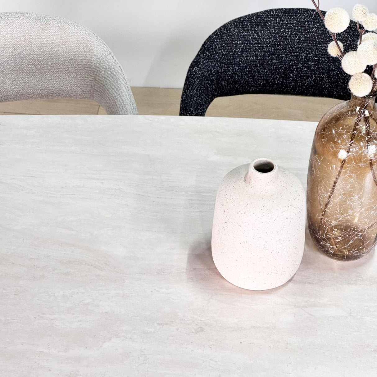 Table à manger en pierre frittée look marbre Travertin Lea 180x90 cm - Cadre en noyer - Ovale danois