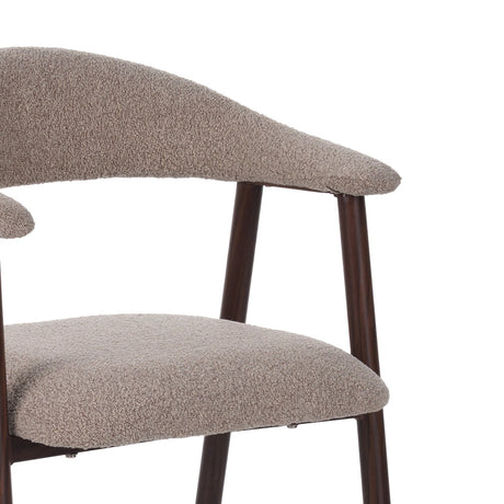 Japandi Eetkamerstoel Zandkleur Bouclé Suki - Walnoot Frame - Met Armleuning