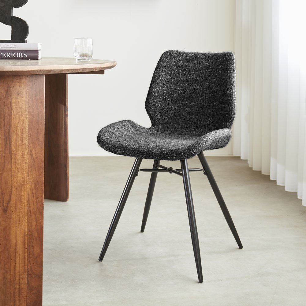Chaise de salle à manger Beau chenille Dimehouse Anthracite LxlxH 72x68x50 Tissu Photo d'ambiance vue de face en diagonale