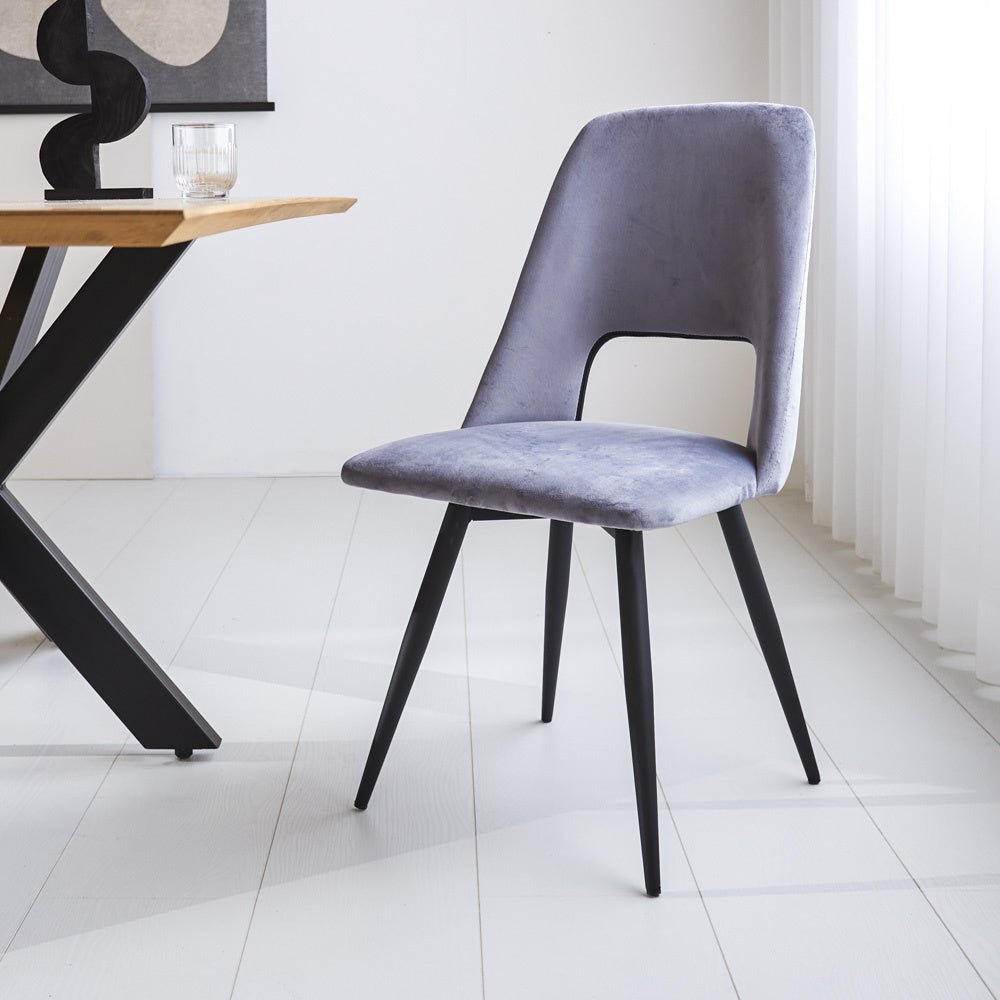 Chaise de salle à manger Mila Dimehouse Gris LxlxH 66x57x49 Tissu Photo d'ambiance vue de face diagonale