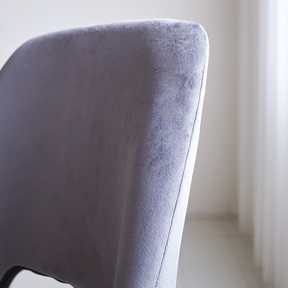 Chaise de salle à manger Mila Dimehouse Gris LxlxH 66x57x49 Tissu Détail photo d'ambiance