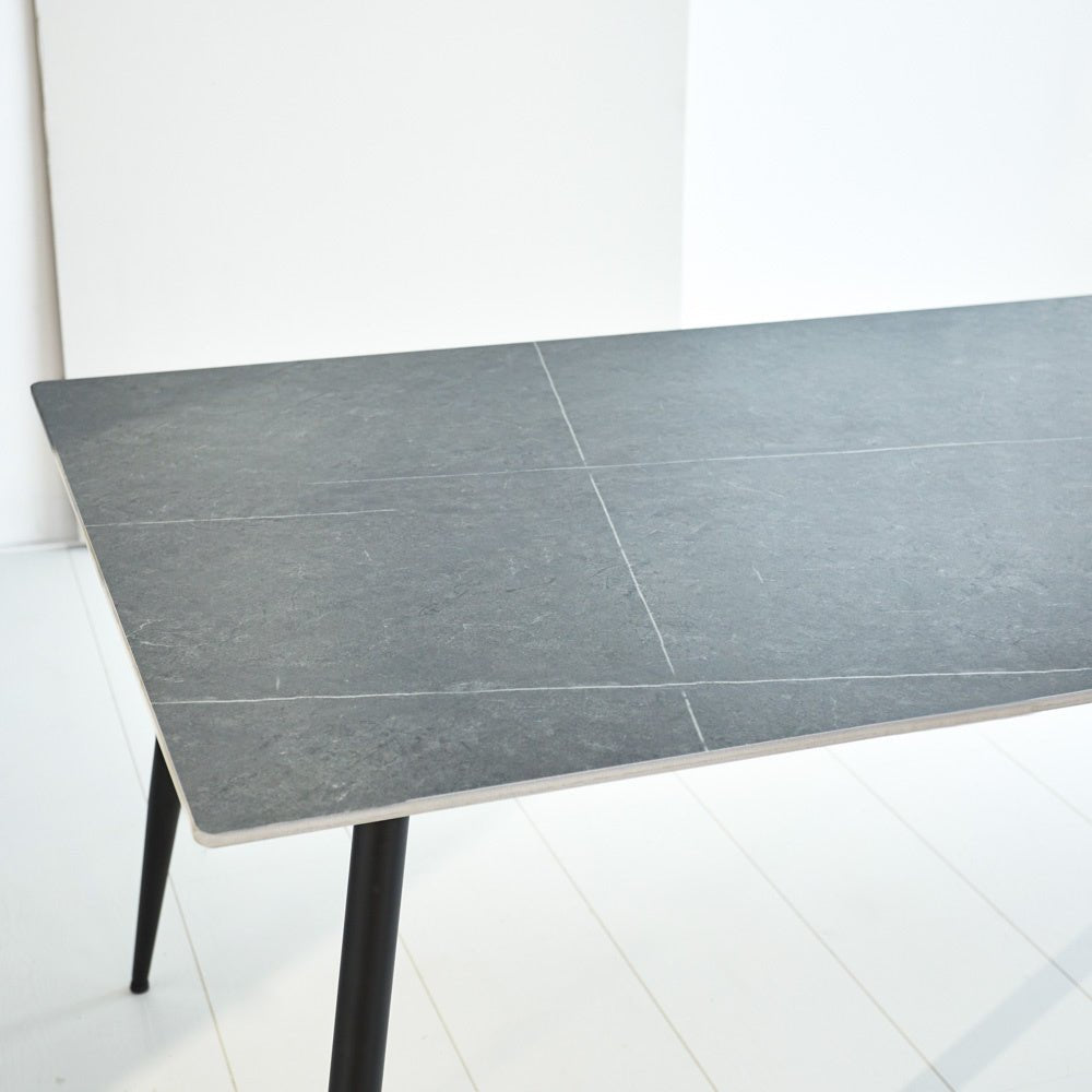 Table à manger Jules Gray Dimehouse Gris LxlxH 78x27x10 Pierre frittée Détail photo d'ambiance