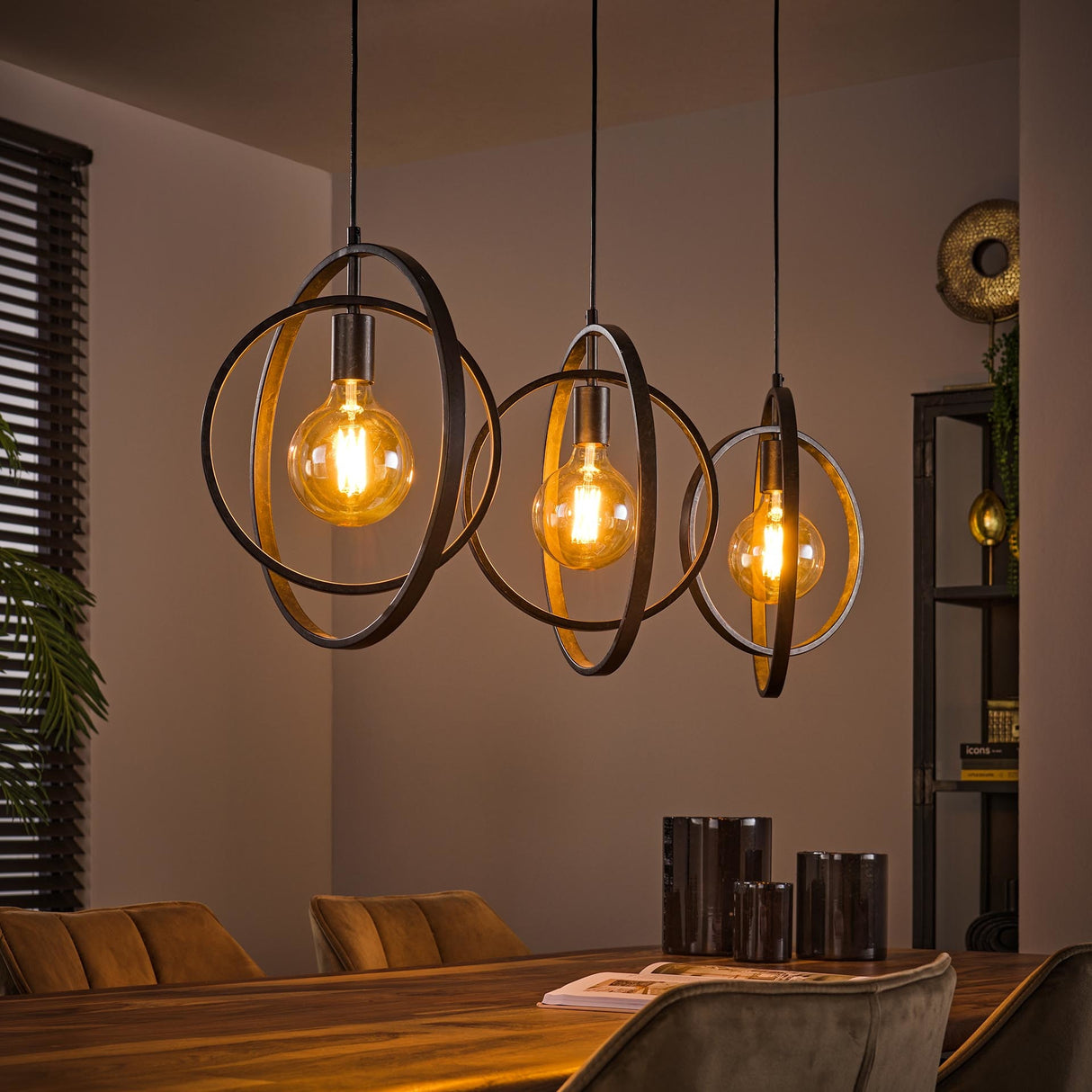Lampe suspendue Otan DH Intérieur Charbon LxlxH 129x46x11 Métal Photo d'ambiance vue de face diagonale