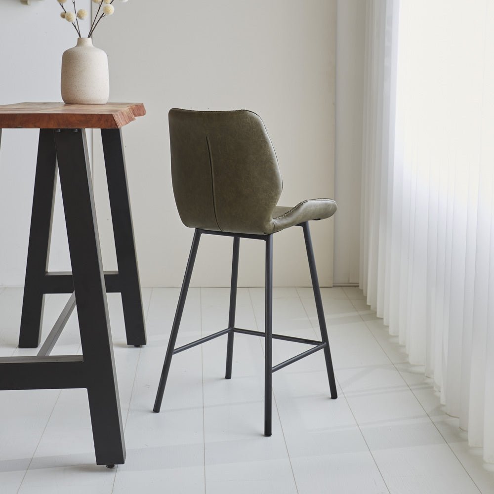 Tabouret de bar Beau cuir artificiel Dimehouse Vert LxlxH 84x54x52 Simili cuir Photo d'ambiance vue arrière en diagonale