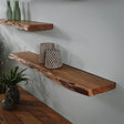 Etagère murale Durris DH Intérieur Acacia LxlxH 128x28x8 Bois d'acacia Photo d'ambiance vue de face diagonale