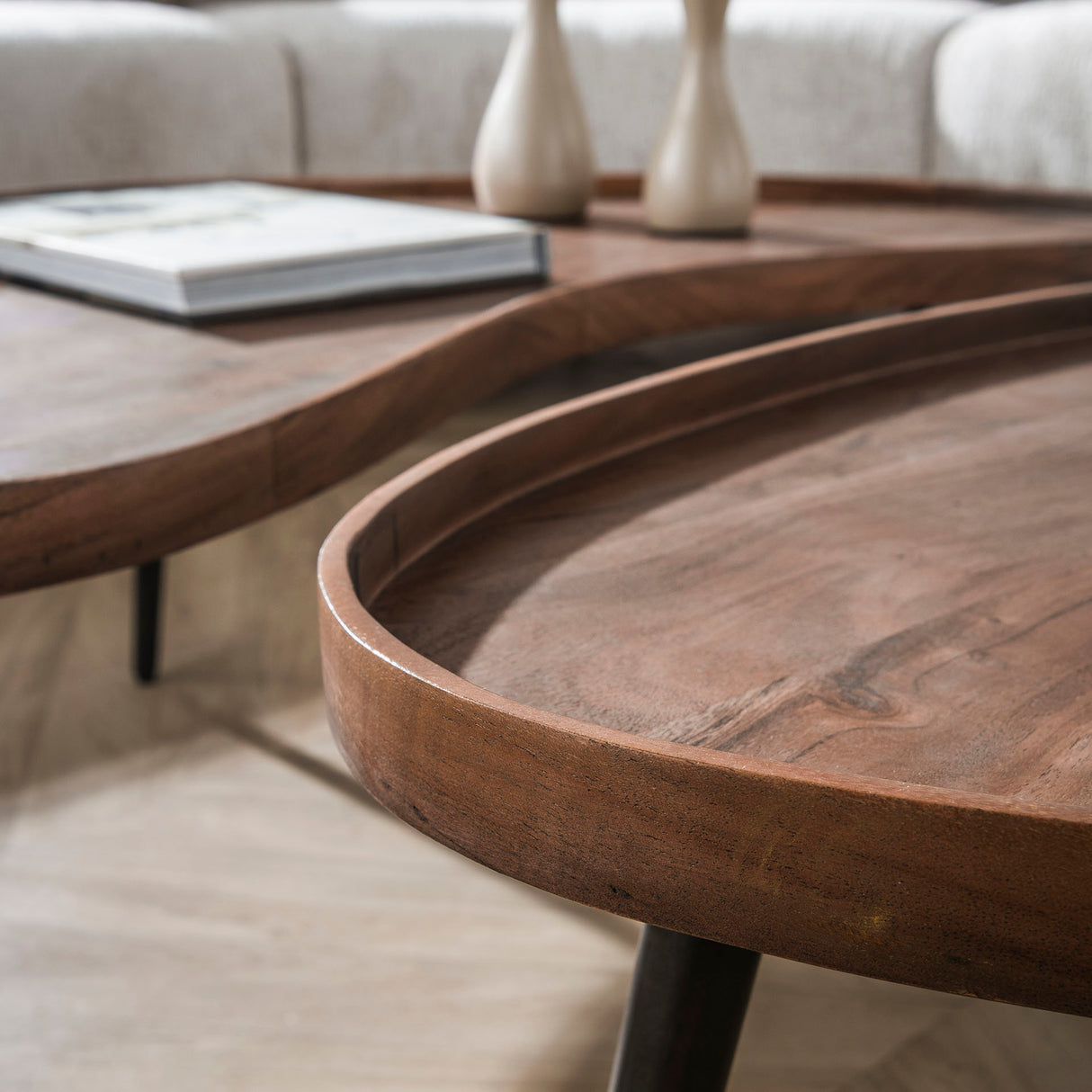 Ensemble de tables basses Kira – Bois d'acacia organique brun (Ensemble de 2) 