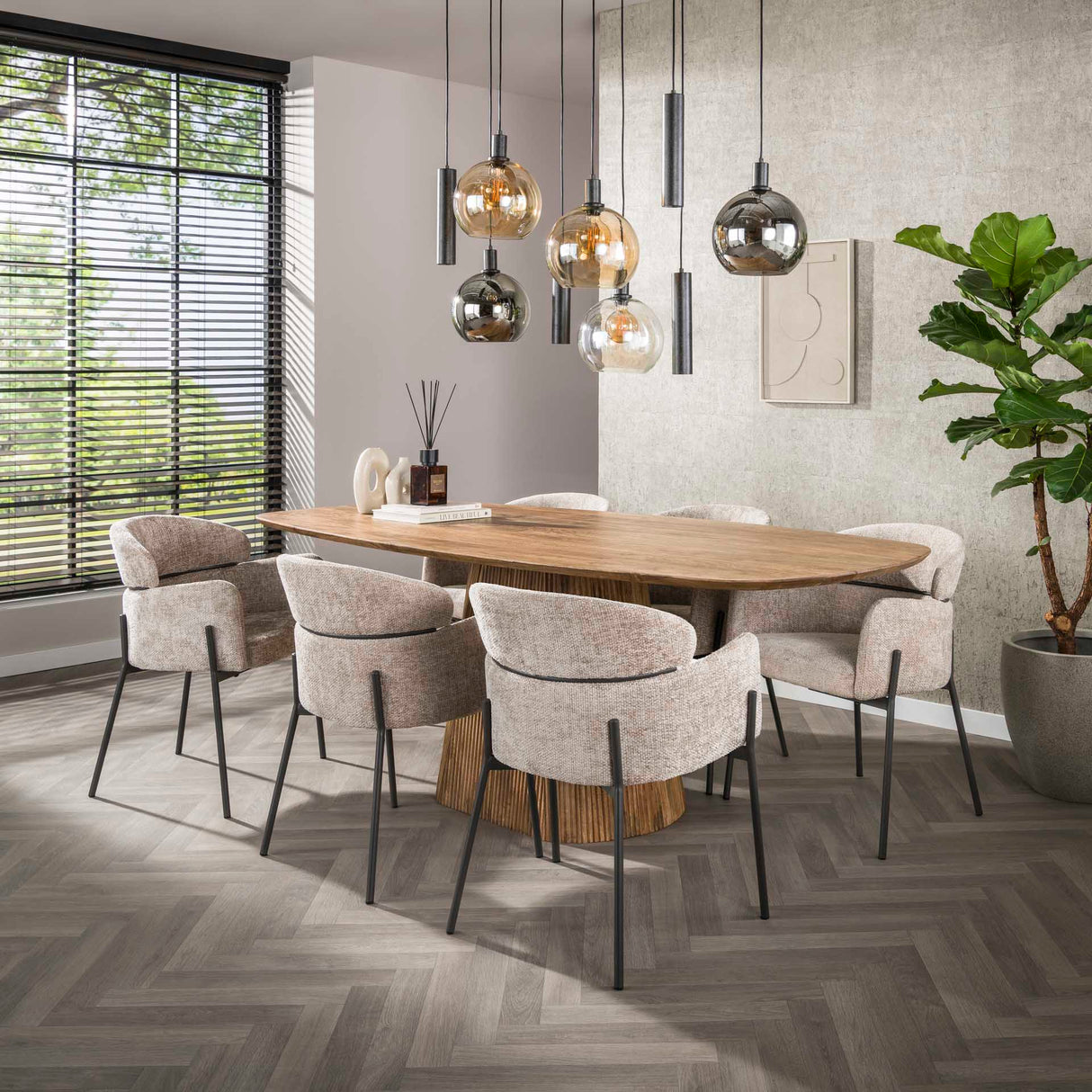 Eetkamerstoel Lola Bouclé stof Zandkleur met ronde rug en arm