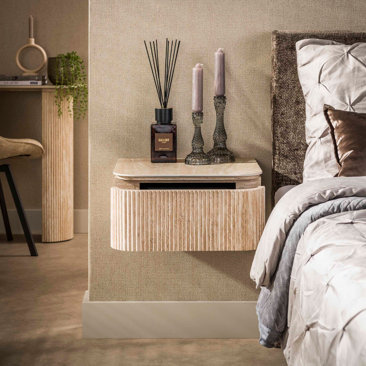 Table de chevet flottante avec 1 tiroir Jimi en céramique beige travertin